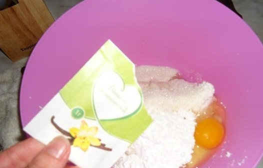 1. Этап. Вкусный пирог с вишней и творогом: 8. Ко всем этим ингредиентам всыпьте пачку ванилина. Приступайте к измельчению блендером или миксером. Следите, чтобы масса стала однородной.