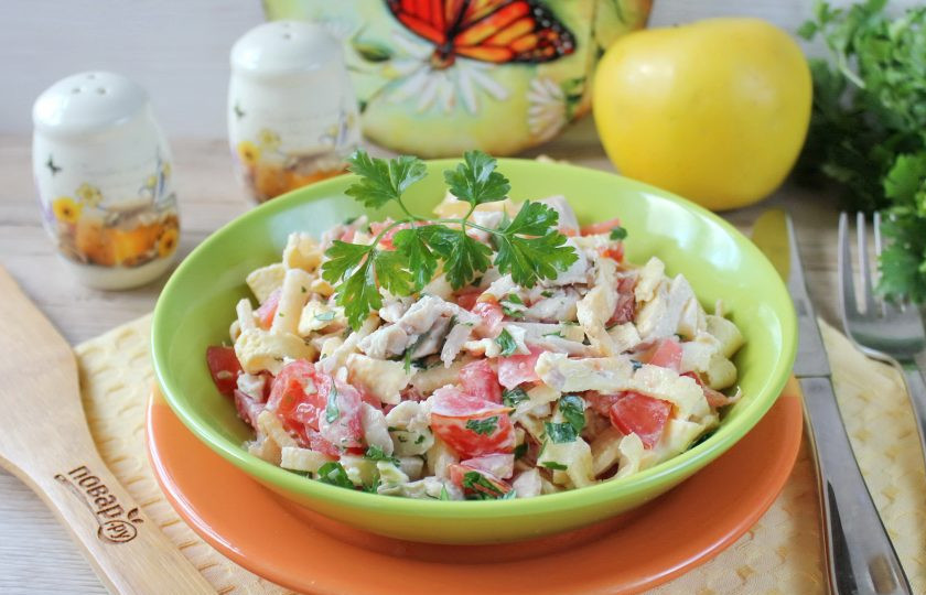 1. Этап. Салат с омлетом и яблоком: Сытный, вкусный, нежный салат с омлетом и яблоком можно подавать на стол.