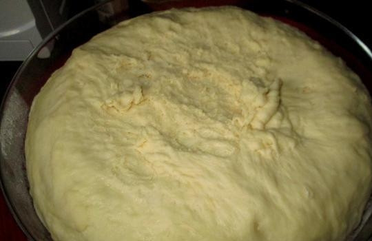 1. Этап. Пирожки с сайрой: Спустя это время тесто ещё раз обомните и снова оставьте на час при комнатной температуре.