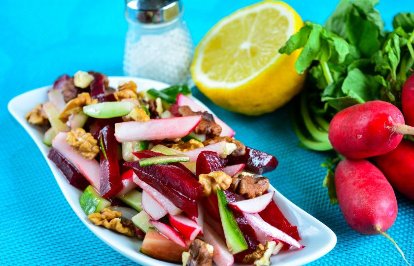 1. Этап. Салат из свеклы и редиса: Выложите салат в порционную посуду и присыпьте жареными грецкими орешками. Приятного аппетита!