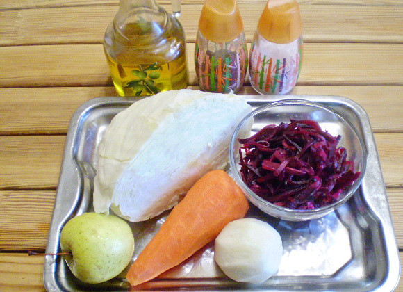 1. Этап. Салат из свеклы для похудения: 1. Приготовим овощи. Всё вымыть и очистить. Свеклу натереть на крупной терке.