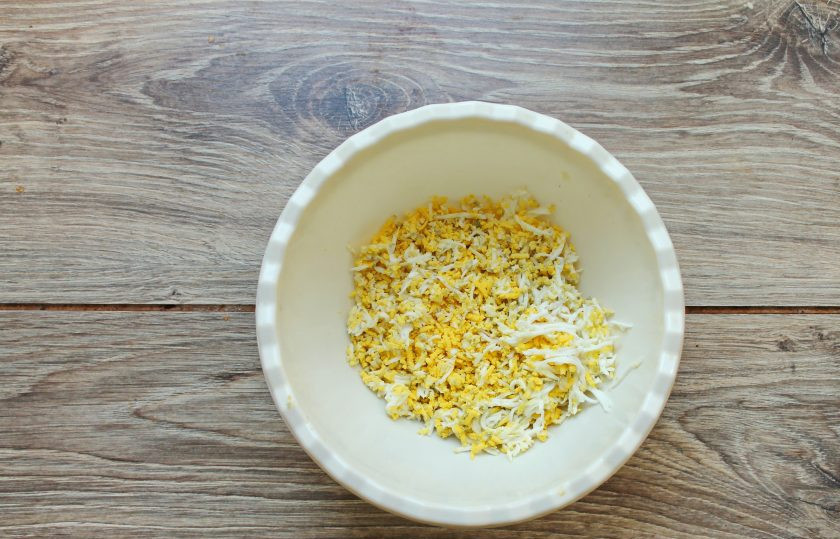 1. Этап. Закусочные конфеты: Яйца варите в течение 12 минут после закипания на среднем огне, остудите в холодной воде. Яйца очистите и натрите на средней терке, выложите в миску.