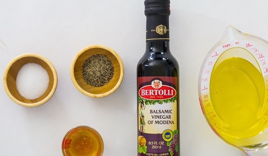 1. Этап. Зеленый салат с гранатом: 1. Первым делом вымойте шпинат и рукколу. Откиньте на дуршлаг дайте стечь воде. Подготовьте все ингредиенты для заправки.