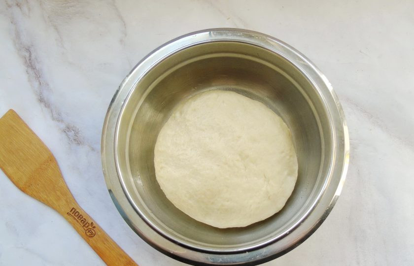 1. Этап. Отрывной пирог из дрожжевого теста с творожной начинкой: Замесите эластичное, мягкое, не липнущее к рукам тесто. Выложите его в миску, на дно которой налейте немного растительного масла.