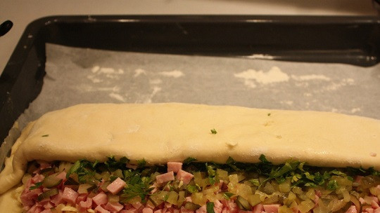 1. Этап. Рулет голландский: 5. Плотно завернуть рулет, чтобы тесто как следует прилегало к начинке.