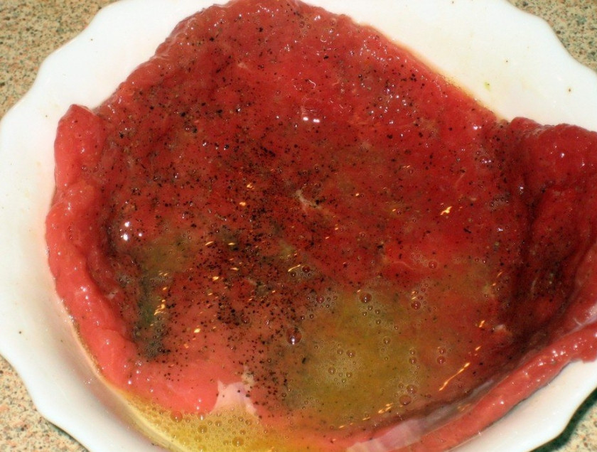 1. Этап. Отбивные из говядины на сковороде: 2. Яйца взбиваем в мисочке вместе с солью и перцем. Обмакиваем каждый кусочек мяса в этой смеси перед жаркой.