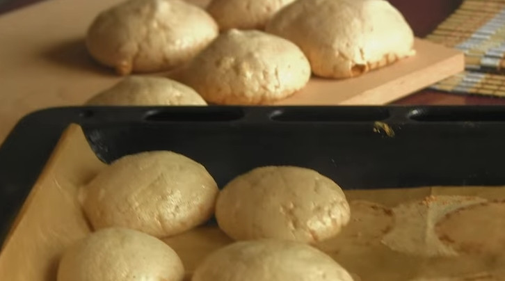 1. Этап. Торт-безе со сгущенкой: 3. Выпекайте в разогретой до 100 градусов духовке 1 час. Затем отделите все безе от пергамента, дайте им остыть.