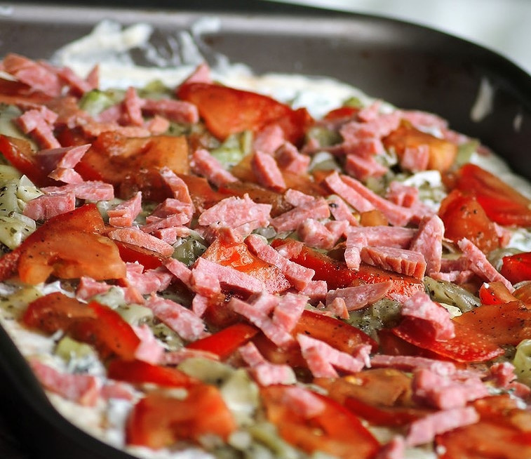 1. Этап. Тарт фламбе: Затем выложите начинку: кабачки, помидоры и колбасу нарезанную на небольшие кусочки. Духовку разогрейте до 220-250 градусов.