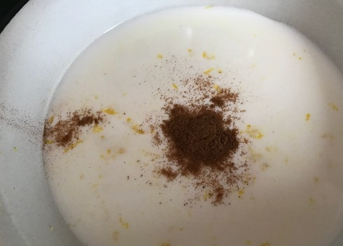 1. Этап. Испанские сладкие тосты: 2. Затем добавим корицу и проварим на маленьком огне 5 минут. Не дайте молоку закипеть.