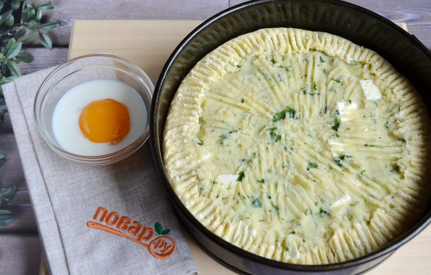 1. Этап. Деревенский картофельный пирог: 9. Выложите начинку, загните бортики (1-1,5 см) на начинку. Я это делаю вилочкой. Желток соедините с ложкой молока, взболтайте, в эту смесь можно положить специи, если хотите.