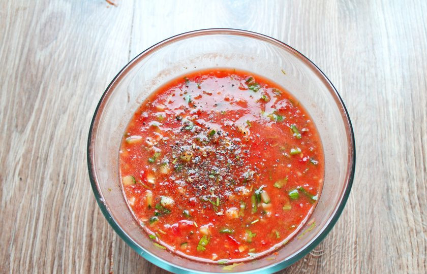 1. Этап. Гаспачо с томатным соком: Гаспачо посолите, поперчите и перемешайте. Поставьте в холодильник для охлаждения.