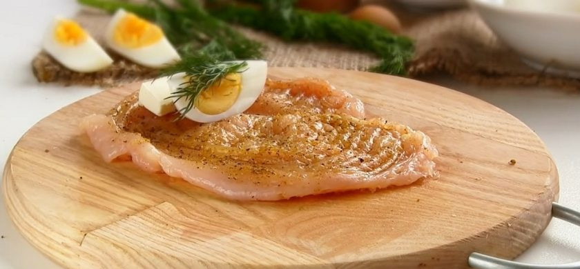 1. Этап. Куриные рулетики на сковороде: 2. На край пластинки выложите кусочек замороженного сливочного масла и четвертинку сваренного вкрутую яйца. Добавьте веточку укропа и сверните рулетом. Отправьте рулетики в морозилку на 30 минут.