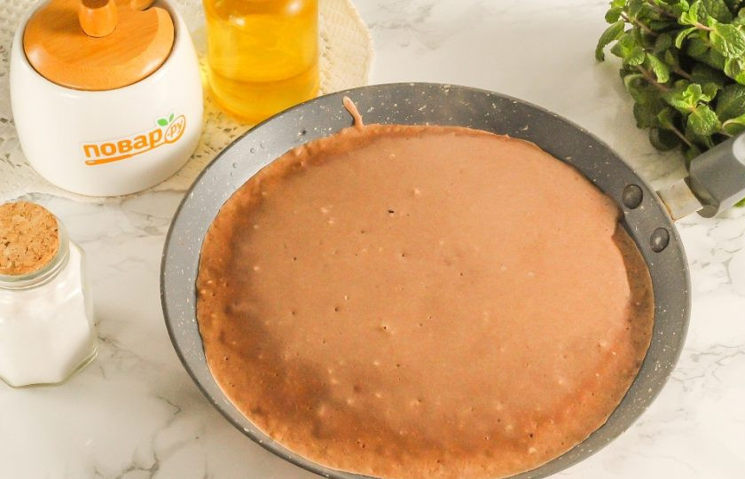 1. Этап. Шоколадные блины с рисунком: Прогрейте сковороду на плите и влейте на нее половину половника шоколадного теста. Подпеките примерно 1-2 минуты на среднем нагреве. Очень важно, чтобы нагрев прогревал середину сковороды, а не края!