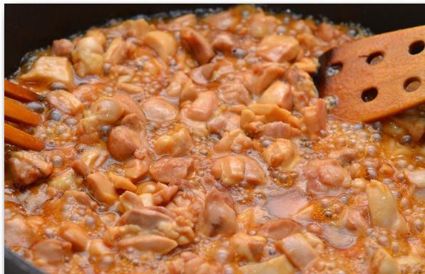 1. Этап. Паста с курицей и медом: Не чурайтесь попробовать один кусочек курицы, чтобы определить, нужно ли его еще солить или солодить. Если слишком соленый - добавьте меда, если слишком сладкий - добавьте соевого соуса.