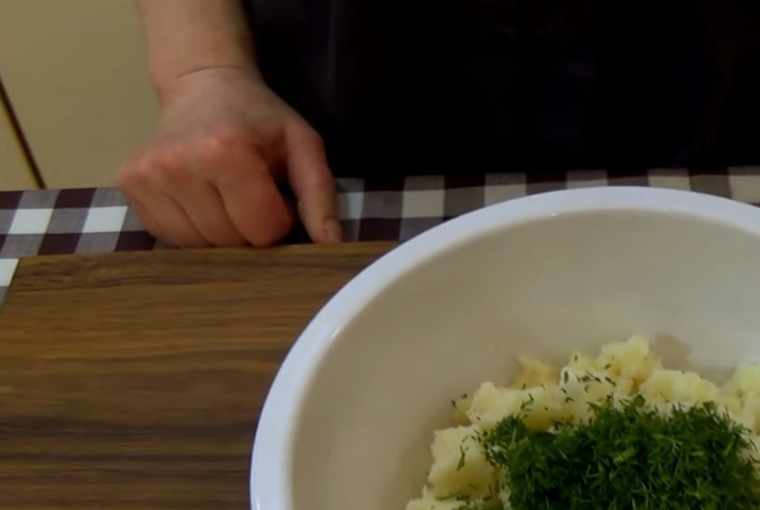 1. Этап. Пирожки с картофелем Подковки: 2. Слегка вымесите тесто, заверните его в пищевую пленку и поставьте в холодильник на 30 минут. Остывшее картофельное пюре смешайте с зеленью укропа, посолите и поперчите по вкусу.