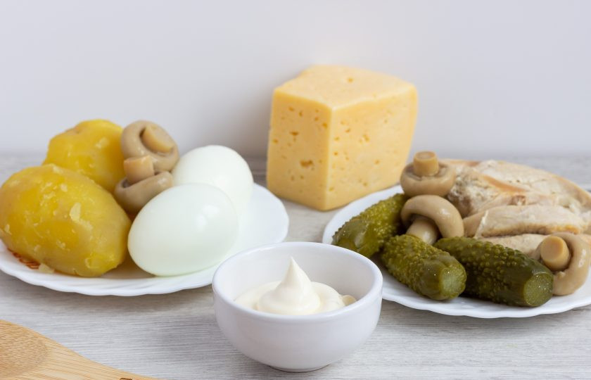 1. Этап. Салат Ананас с курицей и грибами: Подготовьте все необходимые ингредиенты. Куриную грудку, картофель и яйца заранее отварите. Всё остудите. Картофель и яйца очистите.