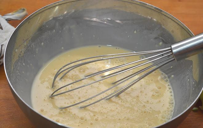 1. Этап. Немецкий яблочный панкейк: Взбиваем новообразованную смесь венчиком.