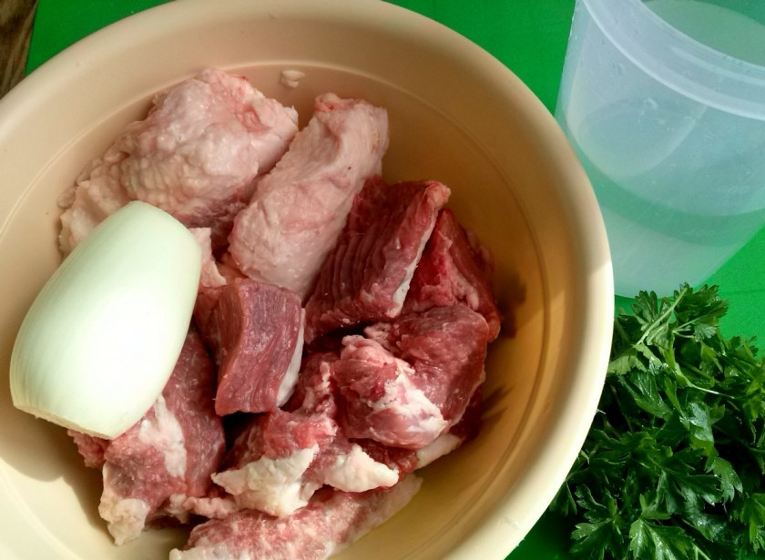 1. Этап. Хинкали (классический рецепт): Для фарша возьмите говядину с жирком, большую луковицу и холодную воду.