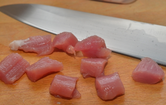 1. Этап. Мясо в кляре по-китайски: 1. Первым делом необходимо вымыть и хорошо обсушить бумажным полотенцем свинину. Нарезать небольшими, одинаковыми по размеру, кусочками.