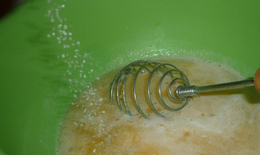 1. Этап. Блины на сыворотке с тыквой: Затем добавьте тыкву, соль, яйцо и сахар. Взбивайте смесь.