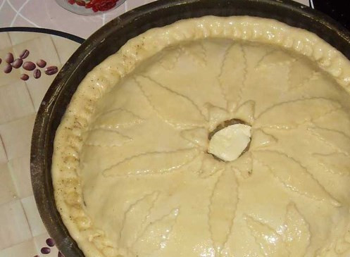 1. Этап. Расстегай с картошкой и мясом: Затем выложите обжаренный лук и пару листиков лаврушки. Оставшееся тесто раскатайте и накройте расстегай. Если есть время и желание - сделайте из теста красивый бортик и украшения. Потом смажьте расстегай желтком, взбитым с 1 ч.л. воды, и поставьте в заранее разогретую до 180°С духовку. Выпекать 45-50 минут. Если сильно зарумянится, накройте фольгой. Готовый расстегай вынуть на решетку и накрыть салфеткой. Дать постоять 15 минут.