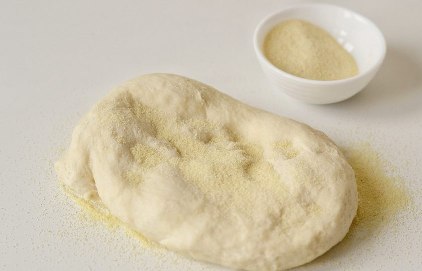 1. Этап. Хлеб с манкой: Когда тесто подойдет, насыпьте немного манки и начните замешивать тесто. Подсыпайте, пока тесто не перестанет быть липким.