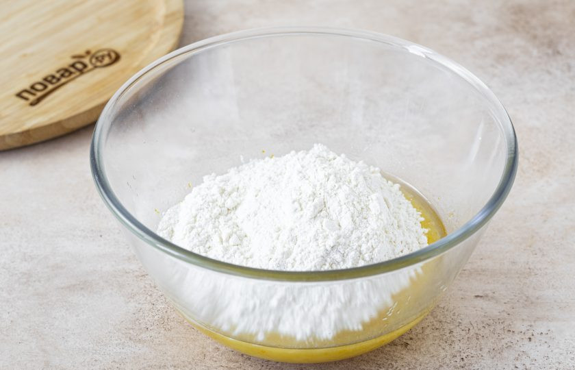 1. Этап. Постное печенье Курабье: Просейте в миску муку и разрыхлитель.