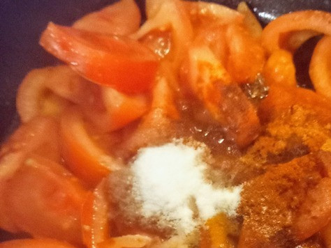 1. Этап. Острый томатный суп: Добавить сахар, красный жгучий перец, паприку и томатную пасту. Перемешать.