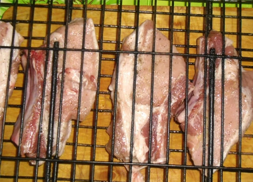 1. Этап. Шашлык из ребрышек: Ребрышки уложить на решетку.