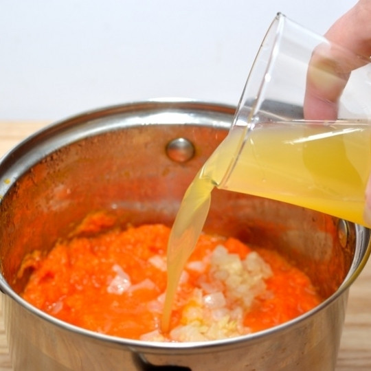 1. Этап. Тыквенный соус к макаронам: Добавляем измельченную тыкву, лимонный и апельсиновый сок, цедру.