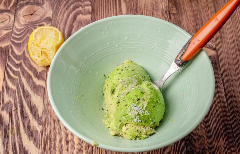 1. Этап. ПП бургер: Для крема спелый авокадо переложите в миску, добавьте соль и сок лимона.