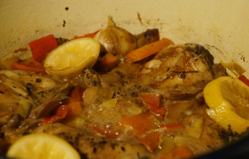 1. Этап. Кролик по-испански: Растворите в воде кубик «Knorr» и добавьте полученный бульон к мясу, а также залейте его сидром, в котором он мариновался. Жидкости должно быть до половины мяса.