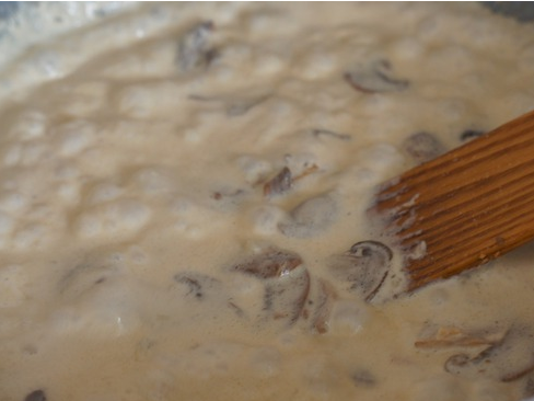 1. Этап. Шампиньоны под соусом: 2. Вливаем сливки, уменьшим огонь. Добавим специи и соль, тушим до загустения.