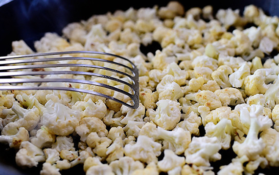 1. Этап. Цветная капуста по-китайски: Капусту обжарить на масле с чесноком несколько минут.