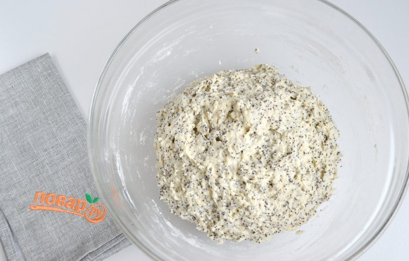 1. Этап. Хлеб с маком: 3. Замесите тесто. В отличии от обычного хлебного теста, это тесто кажется слишком мягким, но ни в коем случае не добавляйте еще муки. Оно липкое и должно быть. Накройте его сухой салфеткой и поставьте в теплую духовку на 1,5 часа.