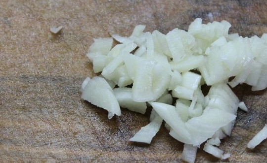 1. Этап. Буженина из свиной шеи: 2. Очистите чеснок и нарежьте мелко. Можно пропустить через пресс.