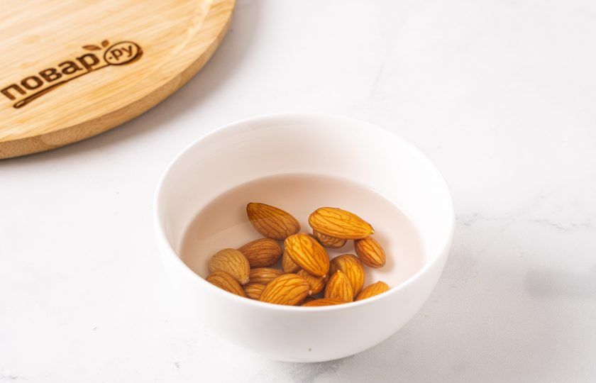 1. Этап. Бананово-миндальный шейк: Заранее замочите миндаль в горячей воде на 30 минут. После слейте воду и промойте орехи. Так их проще будет измельчить и они лучше отдадут свой вкус.