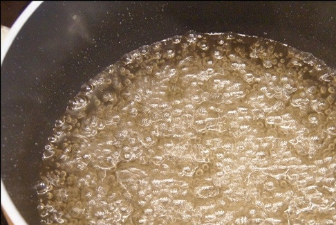 1. Этап. Итальянские конфеты: 4. В сотейник насыпаем сахар и заливаем его водой, варим все около 10 минут на маленьком огне.