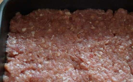 1. Этап. Запеканка из мяса и брокколи: Поставьте разогревать духовку до 180 градусов. Форму смажьте маслом и выложите в неё фарш равномерным слоем.