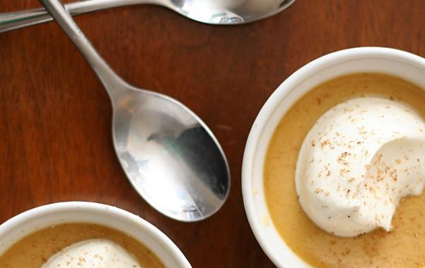 1. Этап. Тыквенный крем-брюле: 3. Залить кипяток в форму, чтобы горшочки были наполовину покрыты водой. Будьте осторожны, чтобы вода не попала на крем. Поместить форму в духовку и запекать до тех пор, пока вставленный в центр крема нож не будет выходить чистым, примерно 35-40 минут. Выложить горшочки на стойку и дать полностью остыть. Затем накрыть и охладить десерт в холодильнике в течение не менее 2 часов. Подавать крем-брюле со слегка подслащенными взбитыми сливками.