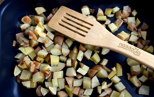 1. Этап. Королевский картофельный салат: Картофель нарежьте на кубики, посолите, поперчите, выложите на противень и запекайте в разогретой духовке в течение 35 минут.