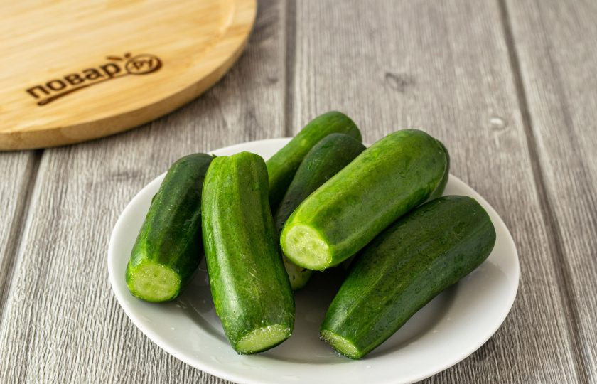 1. Этап. Соленые огурцы хрустящие: Затем промойте огурцы, отрежьте кончики.