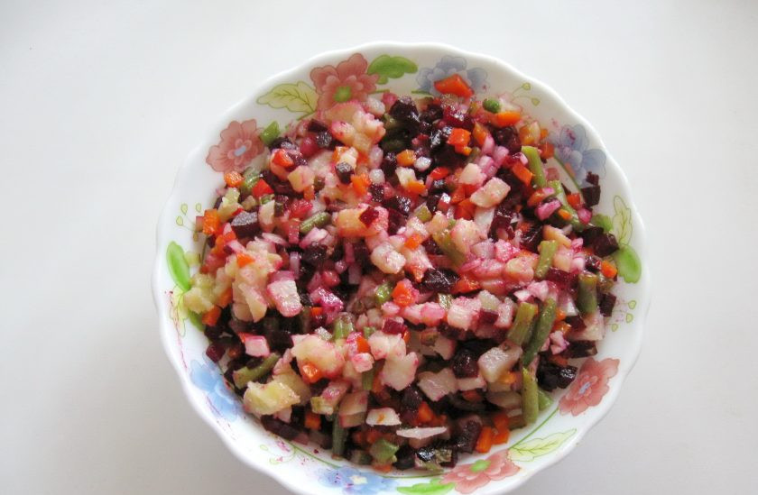 1. Этап. Винегрет с зеленой фасолью: Посолите по вкусу и заправьте подсолнечным маслом. Оно может быть рафинированным или ароматным. Перемешайте.