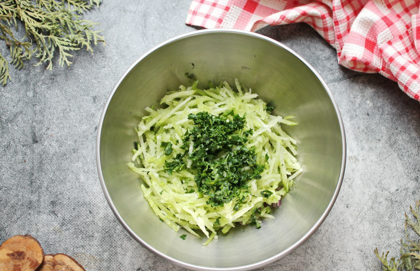 1. Этап. Салат из редьки с жареным мясом: Добавьте в салатник с овощами подготовленную редьку и мелко нарезанную зелень.