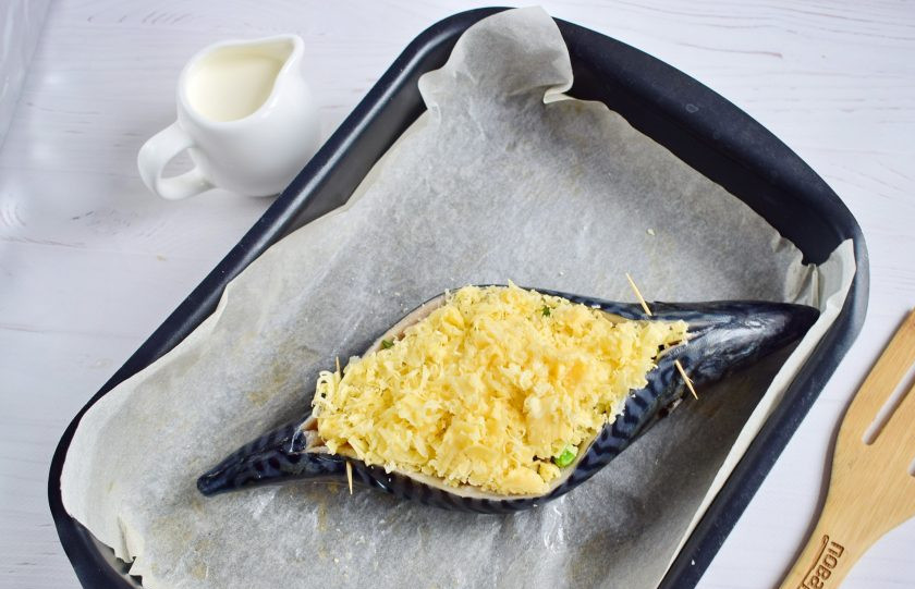 1. Этап. Скумбрия «Сливочная неженка»: Залейте начинку сливками, посыпьте тертым сыром. Поставьте фаршированную скумбрию запекаться в духовку при 180 градусах на 20 минут.