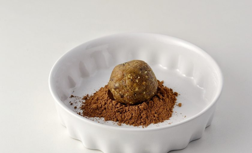 1. Этап. Конфеты из фиников: Скатайте шарики. Обваляйте шарики в какао.