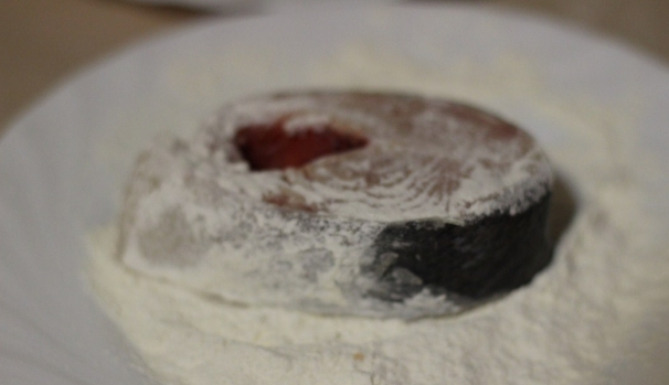 1. Этап. Стейк из нерки: 2. Муку насыпаем в тарелку, каждый кусочек обваливаем в ней с двух сторон.