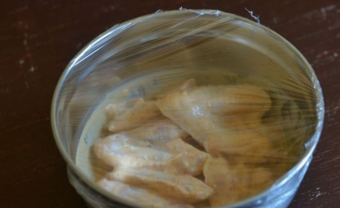 1. Этап. Маринад для шашлыка из куриных крылышек: Накройте миску пищевой пленкой или крышкой. Затем поставьте крылышки мариноваться в холодильник на несколько часов. Затем они будут готовы отправится на мангал.