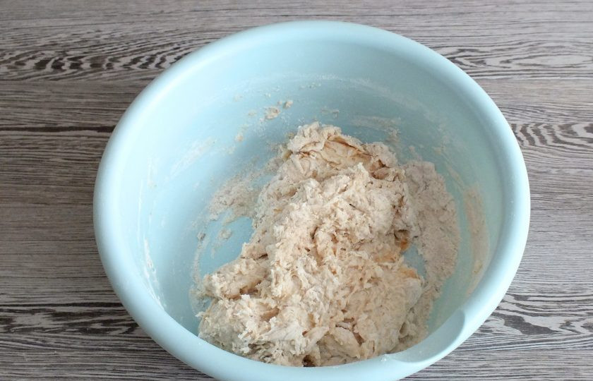 1. Этап. Хлеб Гурман: Добавьте растительное масло и месите руками. Сначала тесто будет трудно собрать, но постепенно оно замесится. Месить его нужно не менее 7-10 минут, поэтому если есть хлебопечка, то замес можно сделать в ней. Если нет, то тесто необходимо вымешивать и отбивать об стол, чтобы оно получилось однородным и гладким.