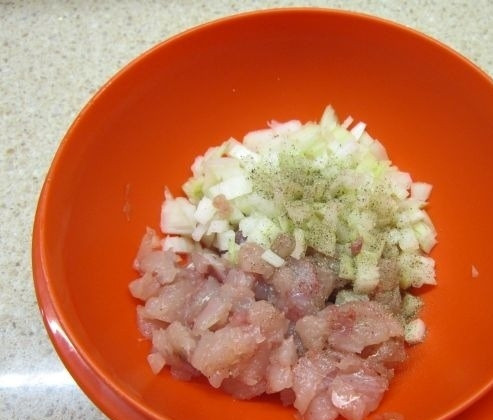 1. Этап. Загудай: 2. Филе измельчаем на мелкие кусочки. Лучше делать это острым ножом. Отправляем рыбу в миску, чистим лук и моем, нарезаем столь же мелко, кладем в тарелку. Добавляем перец и немного солим, наливаем подсолнечное масло и перемешиваем.